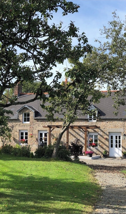 SPACIOUS Family Farmhouse in 3 ACRES with STUNNING VIEWS, EXCLUSIVE USE.