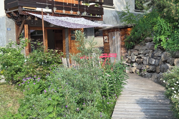 Entrée terrasse mélèze avec fleurs