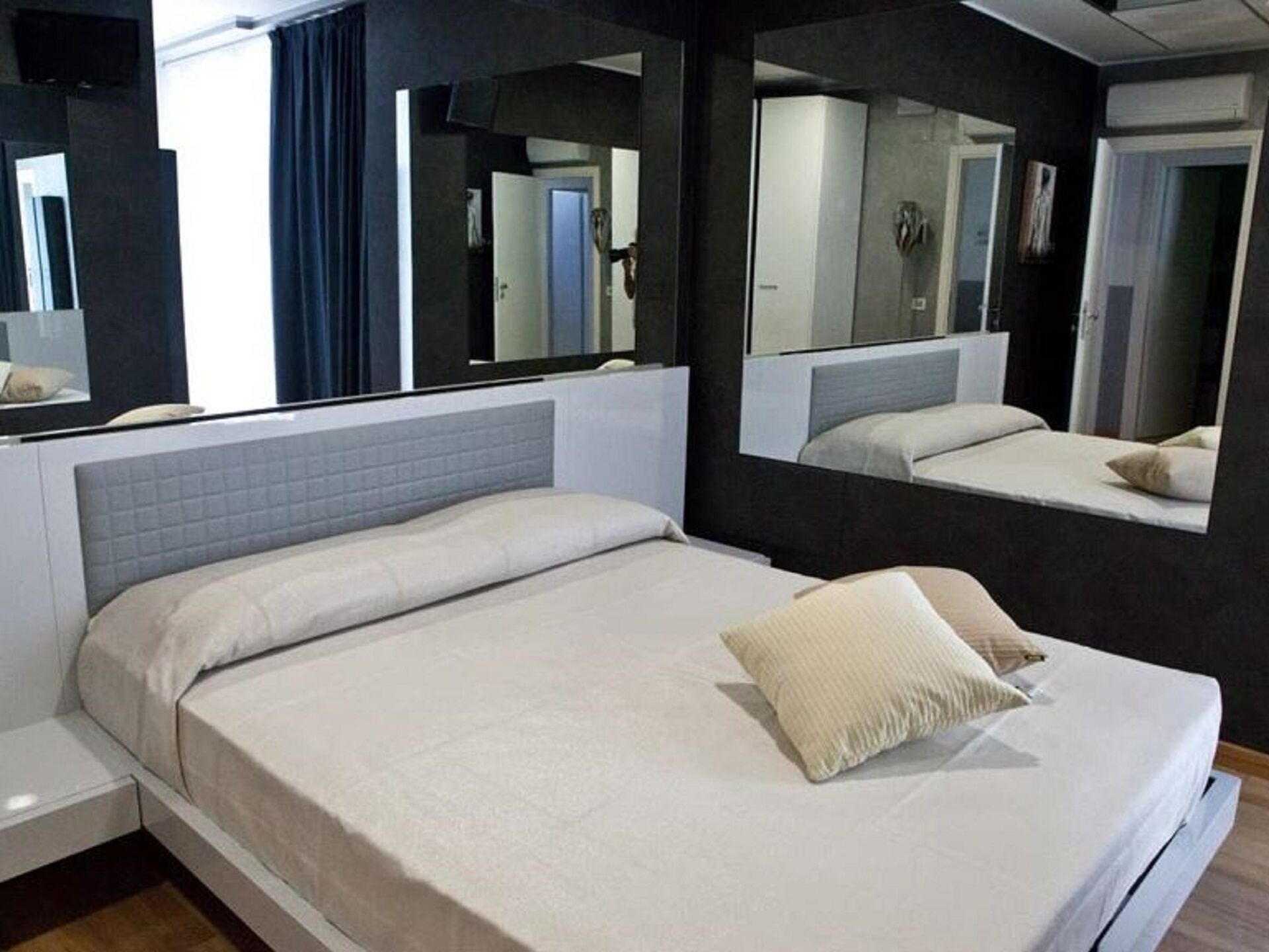 VILLA IMAGO - ROOM OF MIRRORS