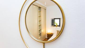 1 slaapkamer, een strijkplank/strijkijzer, beddengoed