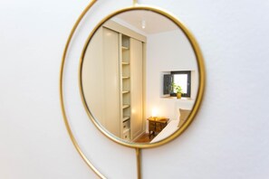 1 غرفة نوم ومكواة/لوح كي وملاءات أسرّة