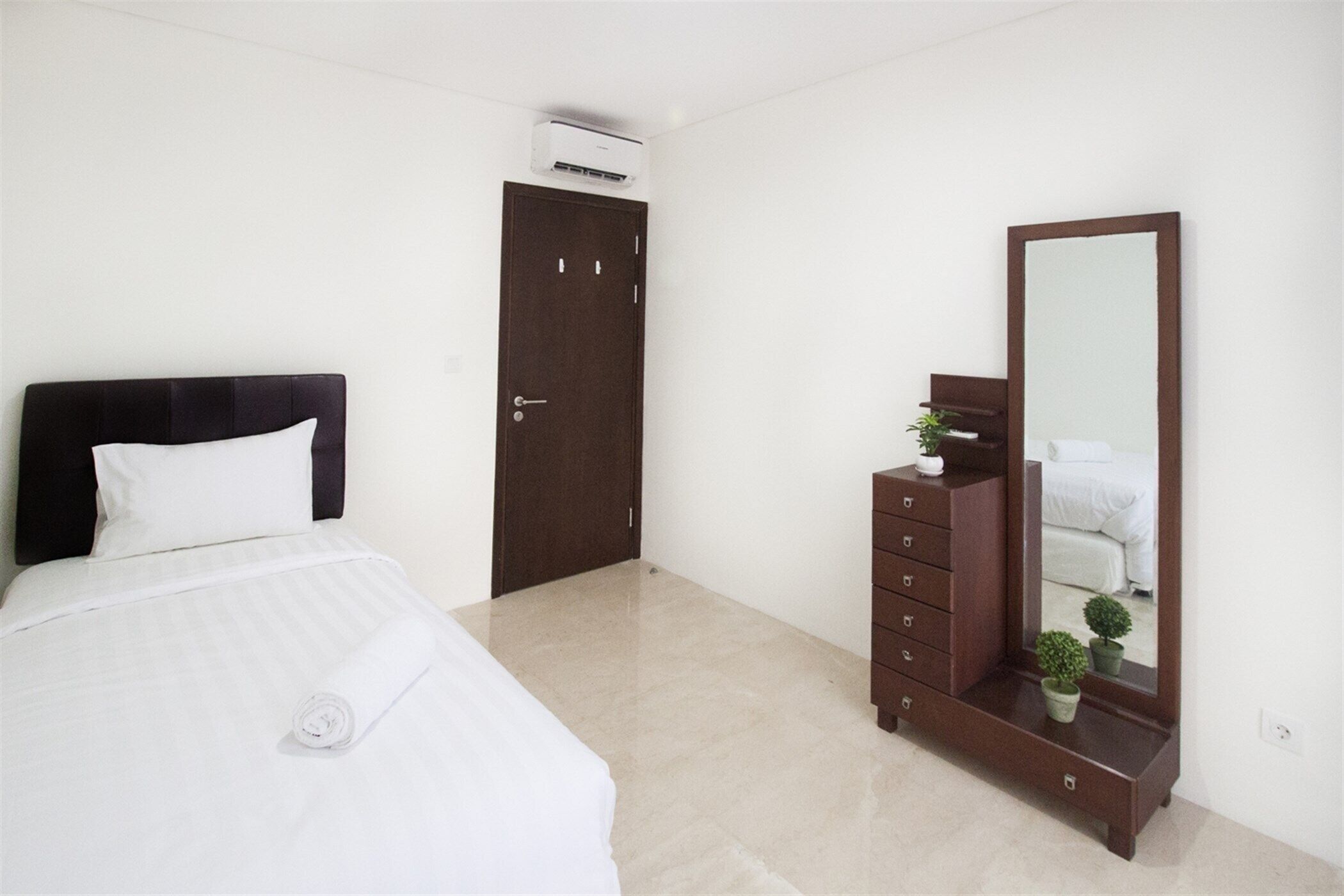 2BR L'Avenue Spacious Apartment By Travelio