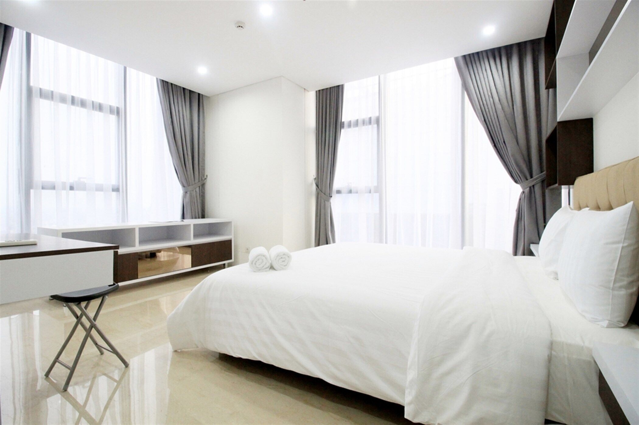 2BR L'Avenue Spacious Apartment By Travelio