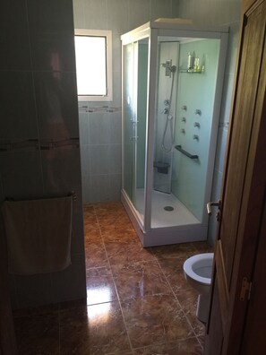 Douche, bidet, serviettes fournies