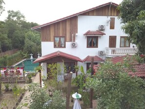 Exterior - COMFORT  PRIVATE 5 BEDROOM  HOUSE NEAR AGNKOR PARK + BREAKFAST  (Krong Siem Reap)