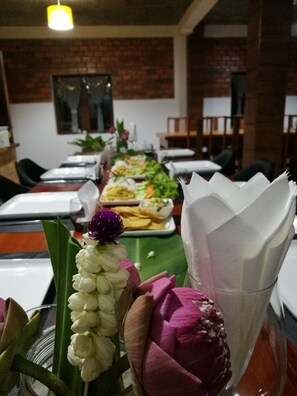 Dining - COMFORT  PRIVATE 5 BEDROOM  HOUSE NEAR AGNKOR PARK + BREAKFAST  (Krong Siem Reap)