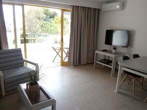 Smart-TV, fotballspill, bordtennis og bøker