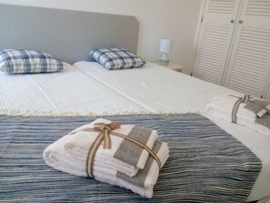 1 soverom, skrivebord, strykejern/-brett og reiseseng for barn