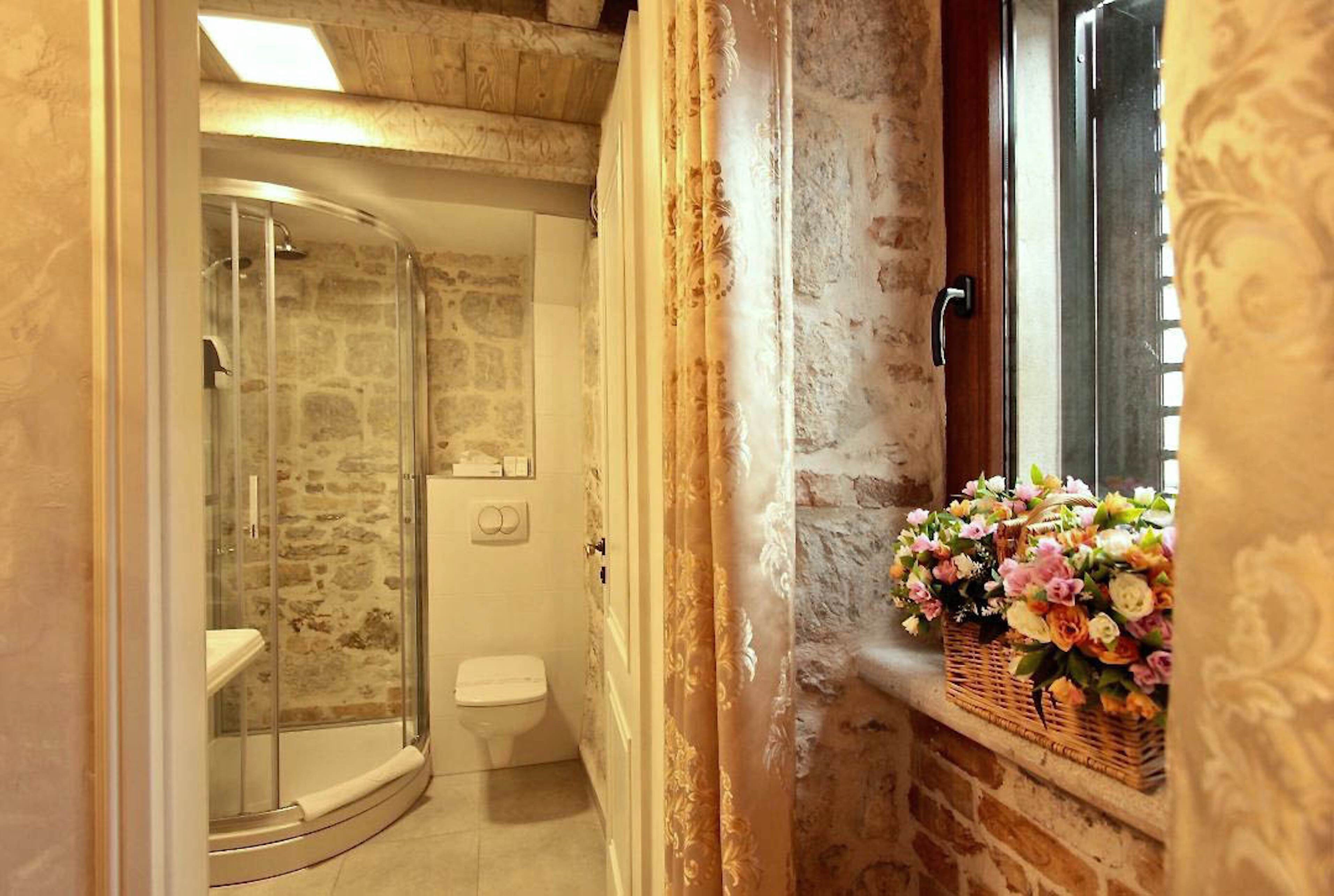 Shower, hair dryer, towels, shampoo