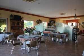 Dining - Villa Oásis, Piscina Privada, Ténis, Jacuzzi e Piscina Aquecida do Condomínio! (PortimÃ£o)