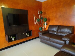 TV - Jaco Costalinda, Beautiful & elegant apartments for rent, 1 block from the beach (Jaco)