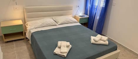 2 chambres, fer et planche à repasser, lit de bébé portatif