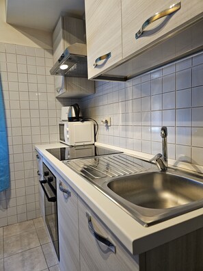 Kühlschrank, Mikrowelle, Ofen, Herdplatte