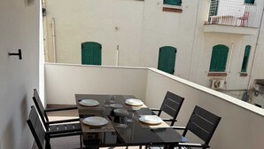 تناول الطعام بالخارج