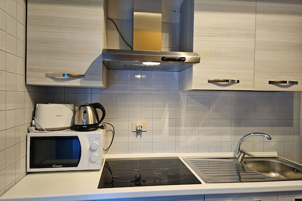 Frigorifero, microonde, forno, piano cottura