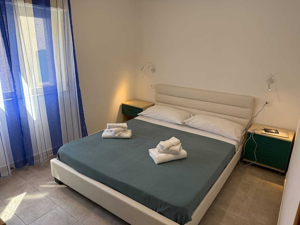 2 chambres, fer et planche à repasser, lit de bébé portatif