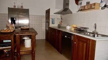 Microondas, lavavajillas, cafetera y tetera y utensilios de cocina