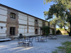 Outdoor dining - Farm of 3 has fenced, with two-story house and stables with dressage track (La Adrada)