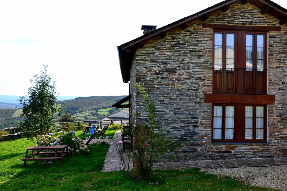 RURAL APARTMENT "LA CARBAYEIRA" - LARGE DUPLEX WITH TWO TICKETS
