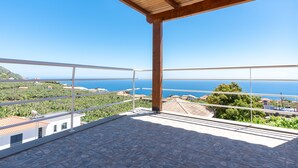 A balcony with a stone floor and a view of the sea. - Apartment Casa Anny 2 (Madeira)
