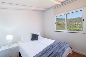 Een strijkplank/strijkijzer, internet, beddengoed