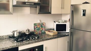 Jääkaappi, mikroaaltouuni, uuni, liesi