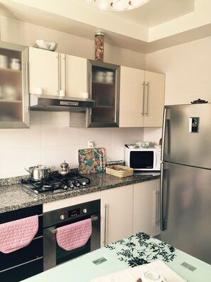 Frigorifero, microonde, forno, piano cottura