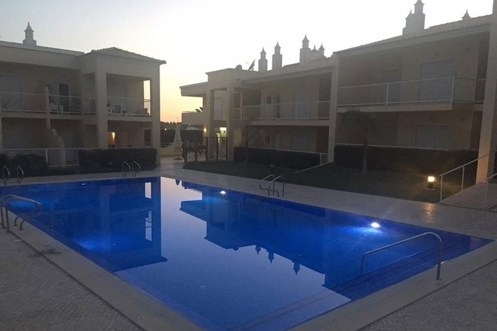 Excellent quiet house - Bedroom almost inside pool