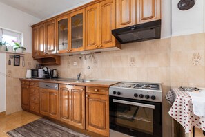 Fridge, oven, stovetop, dishwasher