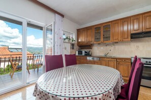 Fridge, oven, stovetop, dishwasher