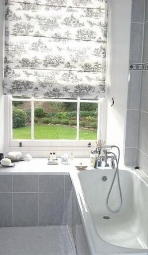 Combined shower/tub, towels, soap, shampoo