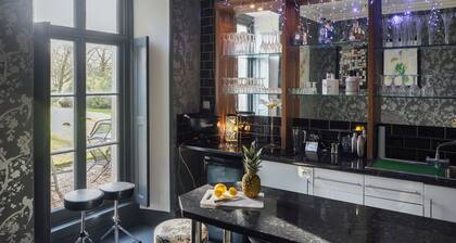 Elegant s/c mansion perfect for Family/Friends and Special Occasions Sleeps 17