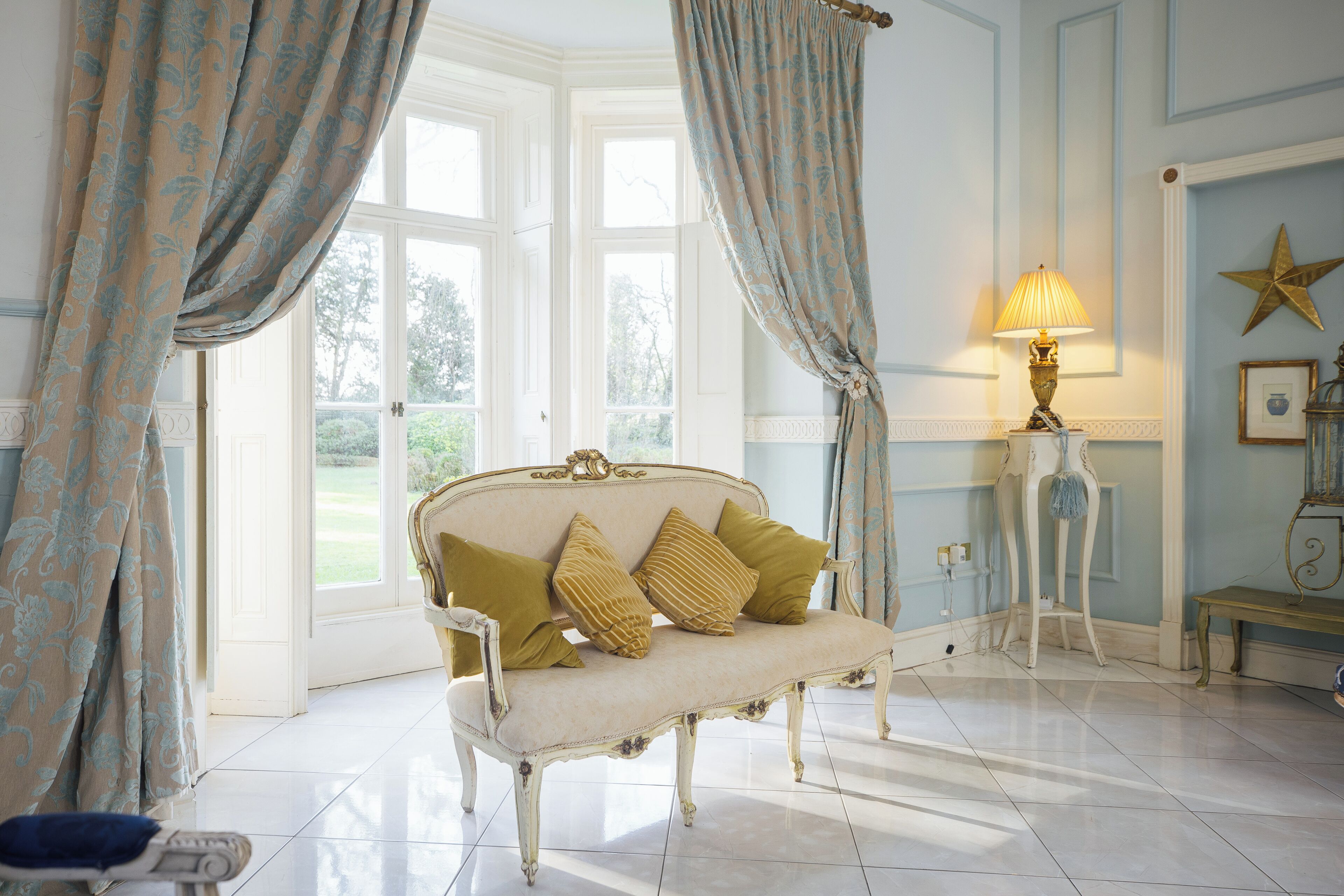 Een smart-tv, een open haard en boeken