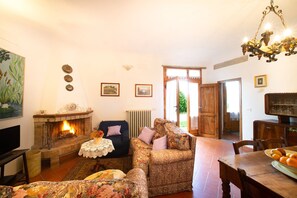 Televisión, chimenea