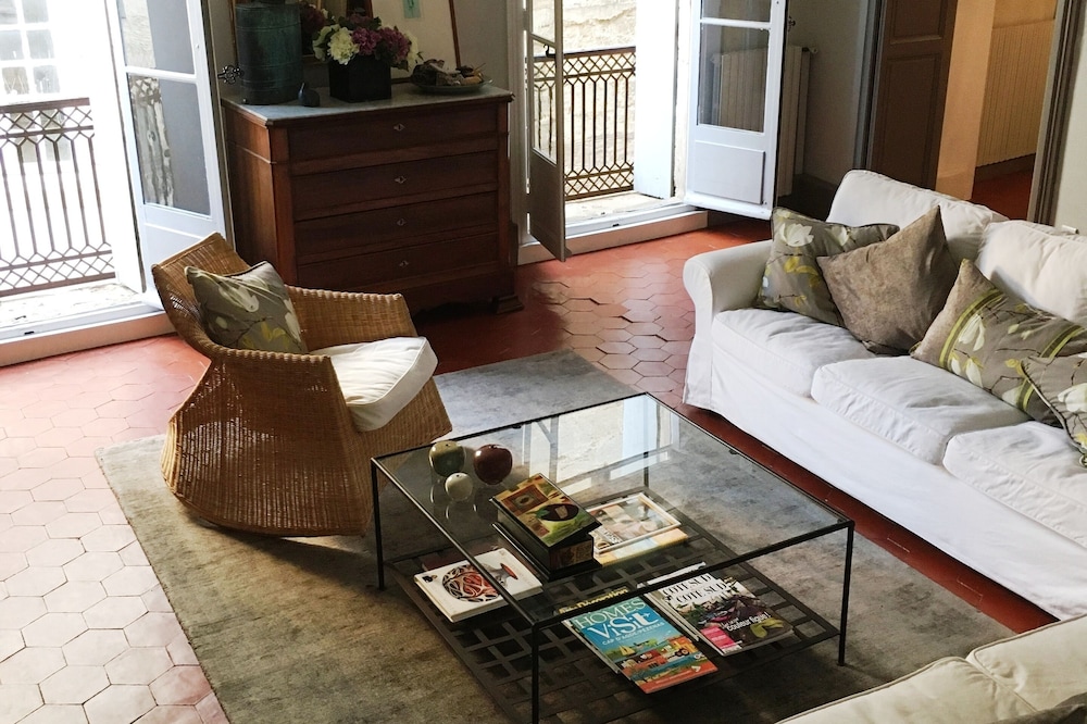 Spacious, stylish, comfortable apartment in the historic heart of Pézenas.
