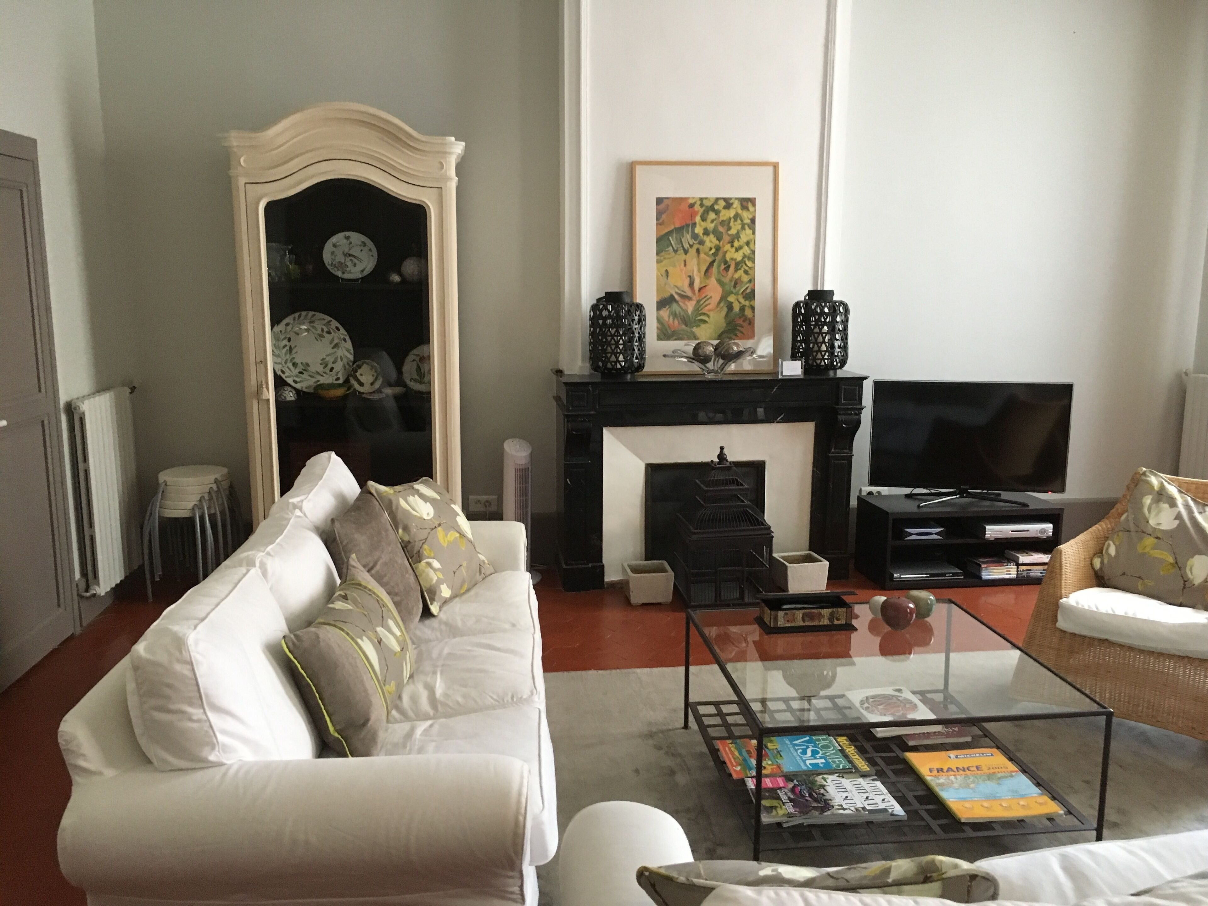 Spacious, stylish, comfortable apartment in the historic heart of Pézenas.
