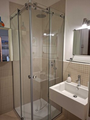 Dusj, hårføner, badekåper og bidé