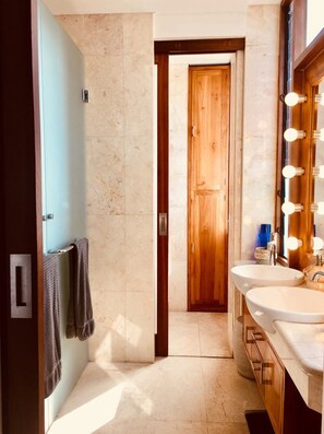 Combinazione doccia/vasca, asciugacapelli, asciugamani, sapone