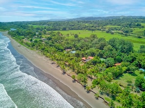 Chaises longues, serviettes de plage