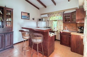 Réfrigérateur, micro-ondes, plaque de cuisson, cafetiÚre/bouilloire