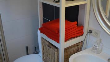 Douche, sĂšche-cheveux, serviettes fournies