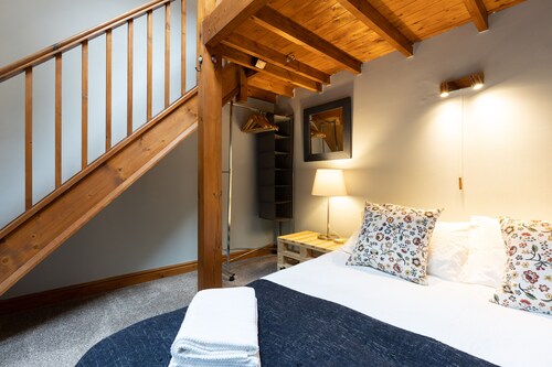 The Old Coach House. Quiet. Private. Historic. Off street parking. 5*. 
