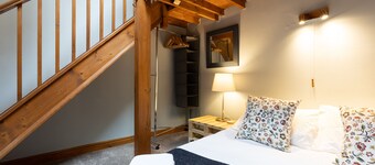 The Old Coach House. Quiet. Private. Historic. Off street parking. 5*. 