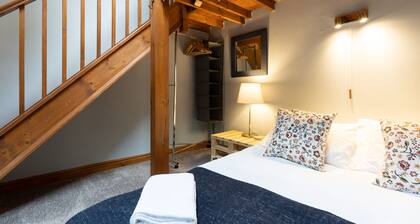 The Old Coach House. Quiet. Private. Historic. Off street parking. 5*.