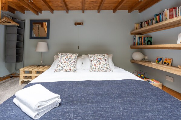 2 bedrooms, desk, iron/ironing board, travel cot