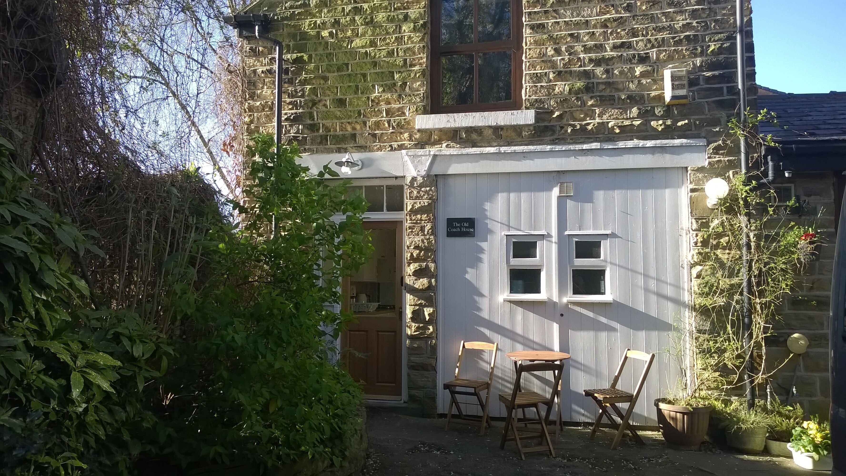 The Old Coach House. Quiet. Private. Historic. Off street parking. 5*.
