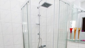 Ein modernes Badezimmer mit einer Duschkabine, einer Toilette und einem Waschbecken.