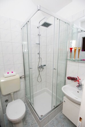 Haartrockner, Handtücher, Shampoo, Toilettenpapier