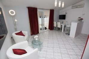 Fernseher, Kamin, Bücher