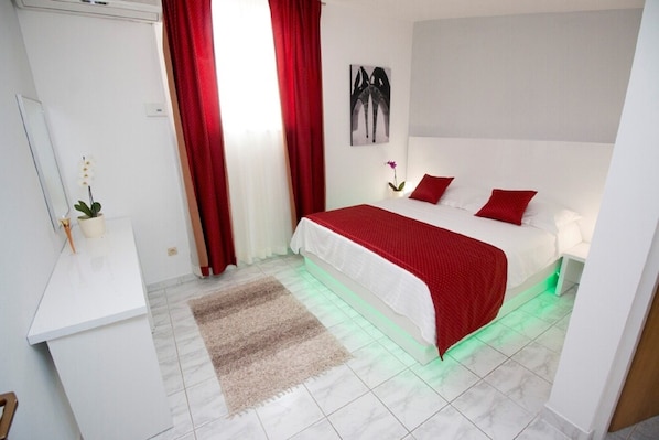 2 bedrooms, in-room safe, iron/ironing board, WiFi